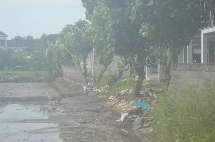 PAGAR TEMBOK PASAR DESA SRIGADING RUNTUH