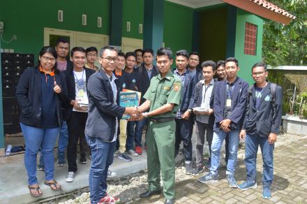 MAHASISWA KKN STTNAS BERIKAN BANTUAN BUKU KEPADA PERPUSTAKAAN DESA