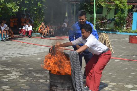 SISWA SD WULUHADEG ANTUSIAS MENGIKUTI SIMULASI GEMPA BUMI DAN PEMADAMAN KEBAKARAN