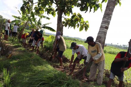 WARGA NGEMPLAK GOTONG ROYONG ANGKAT WALET