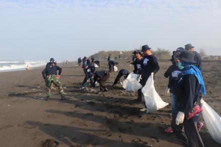 RESIK RESIK PANTAI BERSIHKAN SAMPAH PANTAI SAMAS