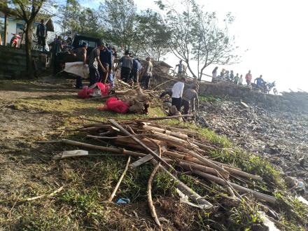 SAMPAH MEMENUHI PESISIR SELATAN DESA SRIGADING