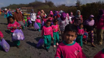 ANAK-ANAK PAUD GUGUS I KECAMATAN SANDEN BERSIHKAN SAMPAH PANTAI SAMAS