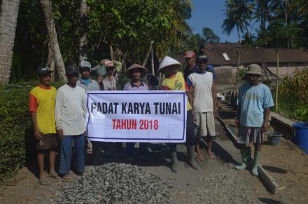 WARGA GEDONGAN  SELESAIKAN PEKERJAAN RABAT BETON JALAN 