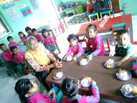 SISWA TK PKK NGEMPLAK MENIKMATI MAKANAN TAMBAHAN ANAK SEKOLAH