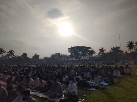 Ratusan Orang mengikuti Sholat Ied Di Lapangan Srigading