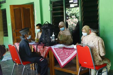 Pemeriksaan Kesehatan di Posyandu Lansia Among Sunu