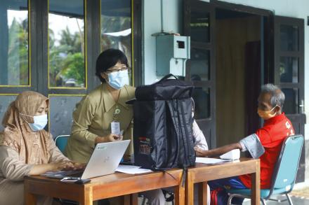 Pemeriksaan Kesehatan di Posyandu Lansia Margi Waras