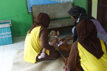 Pemeriksaan Kesehatan di Posyandu Balita Siwi Lestari 